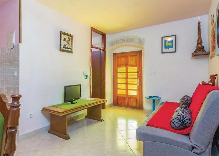 Pet Friendly Apartment In Porec With Wifi